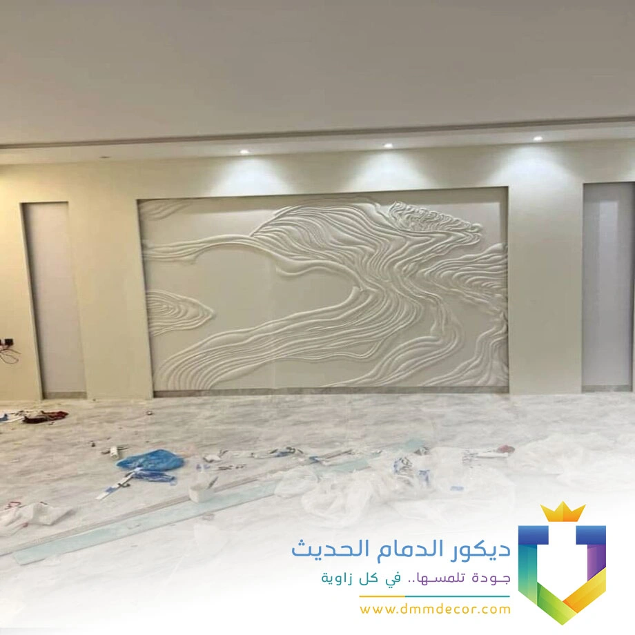 ديكور حفر خشب مع إضاءة في حي الحمراء بالجبيل