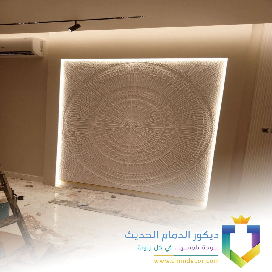 ديكور حفر خشب مع إضاءة في حي الحمراء بالجبيل