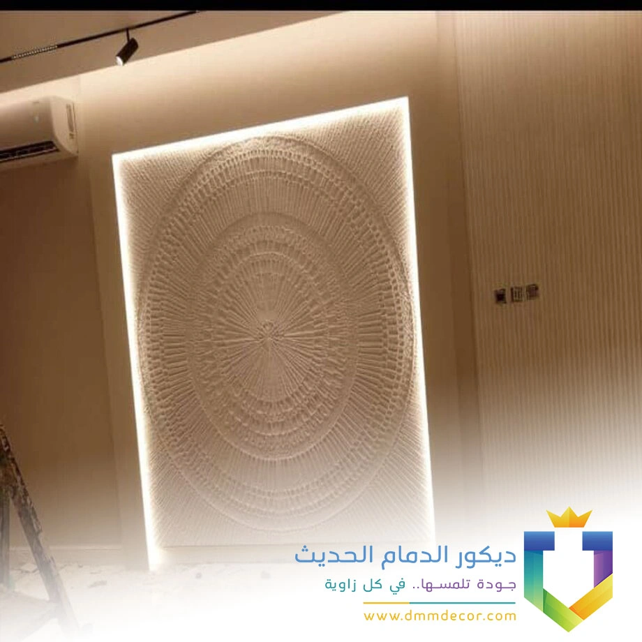 ديكور حفر خشب مع إضاءة في حي الحمراء بالجبيل